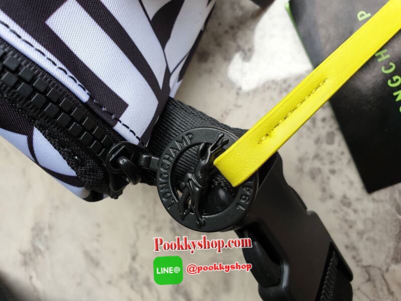 Longchamp Le Pliage Graphic Nylon Belt Bag กระเป๋า คาดอก / คาดเอว ลายกราฟฟิก วัสดุเนื้อผ้า Nylon Canvas เคลือบกันนำ้ ตัดด้วยหนังแท้ที่มีน้ำหนักเบา มี 2 ช่องซิปสะดวกใช้ ดีไซน์เรียบง่ายแต่เต็มไปด้วยความคลาสสิก ที่จับหัวซิปปั้มแบรนด์ จุของได้เยอะ ใบนี้แนะนำเ