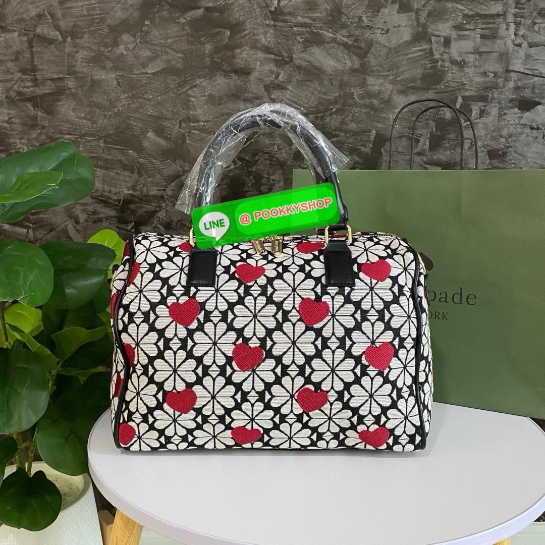 KATE SPADE NEW YORK SPADE FLOWER JACQUARD MANHATTAN DOCTORS BAG กระเป๋าถือหรือสะพายใบใหญ่ทรงหมอน โดดเด่นด้วยลวดลายเอกลักษณ์ทั้งใบ ด้านหน้าตกแต่งด้วยชื่อแบรนด์ เปิด-ปิดกระเป๋าด้วยซิปคู่ ด้านในโล่งกว้าง จุของได้เยอะมากค่ะ มีช่องซิปเล็กและช่องใส่ของจุกจิกค่ะ