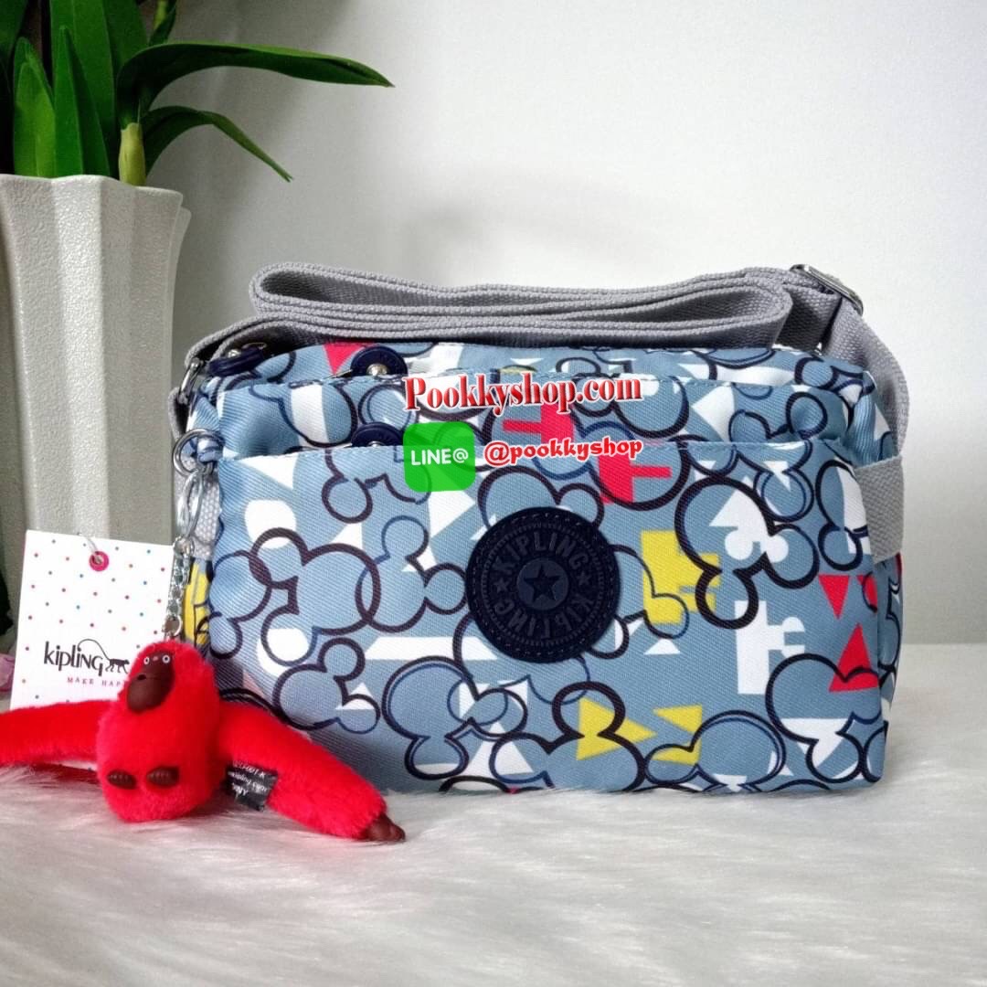 KIPLING Mini Crossbodybag กระเป๋าสะพายข้างขนาดกะทัดรัด ผลิตจากวัสดุ Nylon+ Polyester100% มีช่องใช้งานแยกย่อยมากถึง 4 ช่อง -ด้านหน้ามีช่องซิป 2 ช่อง -ช่องหลักโล่ง กว้าง จุของใช้ได้เยอะ -ด้านหลังมีช่องซิปอีก 1 ช่อง มาพร้อมพวงกุญเเจลิง สายสะพายยาวสามารถปรับไ