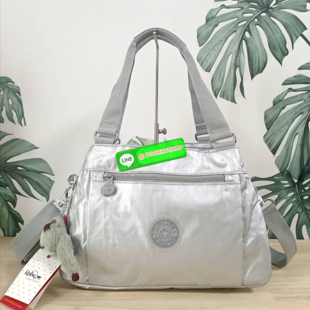 KIPLING ELISE HANDBAG กระเป๋าถือและสะพายไหล่ ขนาดกำลังพอดี จุของได้มาก มีหูจับสองสาย ถือสะดวก น้ำหนักเบา มีช่องซิป ด้านหน้า ช่อง กระเป๋าหลักเปิด-ปิดด้วยซิป มี3 ช่องว่างใส่ของได้จุมากๆ ใส่มือถือได้ กระเป๋าสตางค์ใบยาว และ เครื่องสำอางค์ได้หลายชิ้นเลยค่ะ เก็
