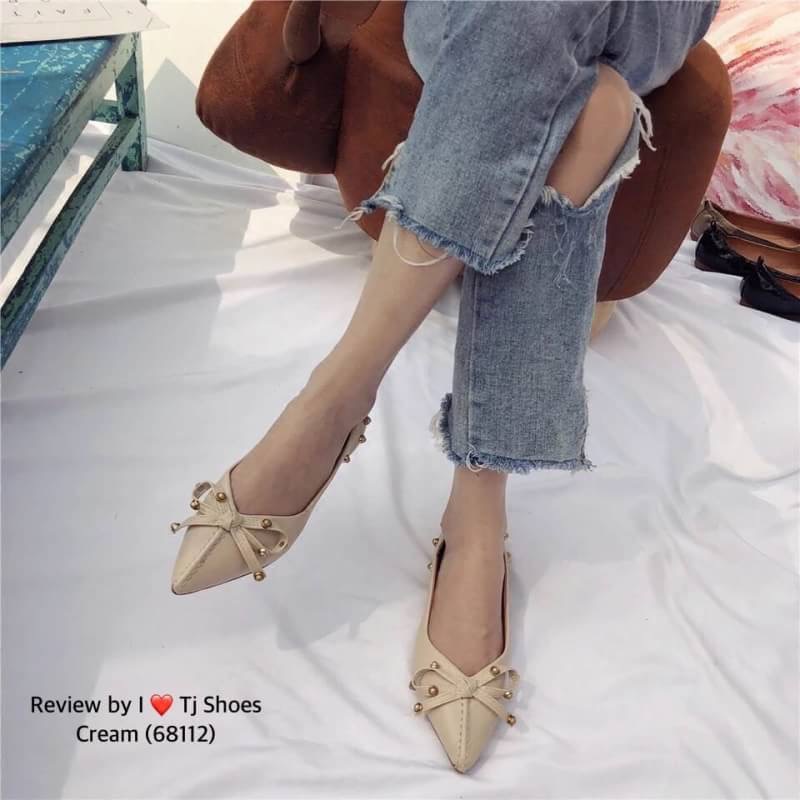 พร้อมส่ง สวยเกร๋มากอะเธ๊อออ !!! รองเท้าคัชชูนำเข้า รุ่นนี้หนังนิ่มมาก พื้นยางอย่างดี จับแมทกับชุดอะไรก็น่ารัก แถมพื้นบุนวมนิ่มใส่เบาเดินสบายไปอีก ใส่ได้ตลอด ของจริงงานดีสวยคุ้มเกินราคา ดีงามฝุดๆ ขนาดนรี้แนะนำเลยคร๊ะซิสส สั่งด่วนนนนเลยจร๊ะ