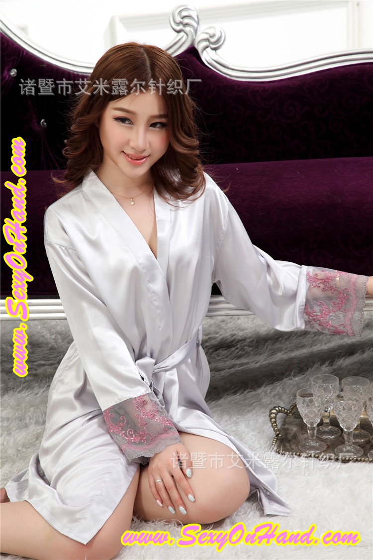 ชุดคลุม ผ้าไหม ชุดคลุมนอน ผ้าไหม สีเทาเงิน แต่งลูกไม้ปักซีทรู ช่วงขอบแขนเสื้อ เนื้อผ้าหรูหราไฺฮโซ แบบPremium Grade +สายคาด เข้าชุด