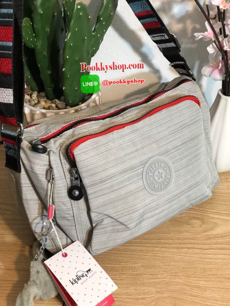 Kipling Reth กระเป๋าสะพายทรงสวย รุ่นยอดนิยมเลยค่ะ สายสะพายปรับระดับสั้น-ยาว เป็นกระเป๋าสะพายเฉียงลำตัวได้ค่ะ ช่องซิปเยอะค่ะ ใส่ของได้เป็นสัดส่วน จุสัมภาระได้ดีเลยค่ะ ทรงสวย สะพายน่ารักมาก ห้ามพลาดเลยค่ารุ่นนี้