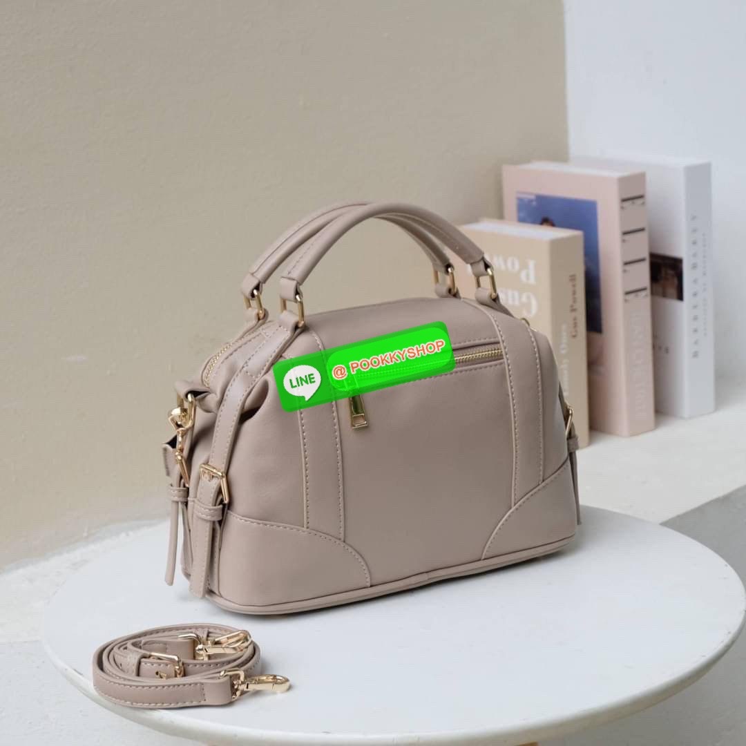 รุ่นขายดีเข้าเพิ่มนะคะ KEEP รุ่น ‘ Ella ‘ bag ทรง Pillow ( ทรงหมอน ) ที่สาวๆ ถามหา กลับมาแล้วค่า พร้อมฟังก์ชันจัดเต็มเหมือนเดิม ใบนี้ size M ใส่ กระเป๋าสตางค์ยาวได้ ใส่ไอแพดได้ ใครต้องการกระเป๋าที่ใช้ได้ทุกวัน ใส่ของครบ แอดมินแนะนำใบนี้เลยค่า สวย คุ้มแน่น