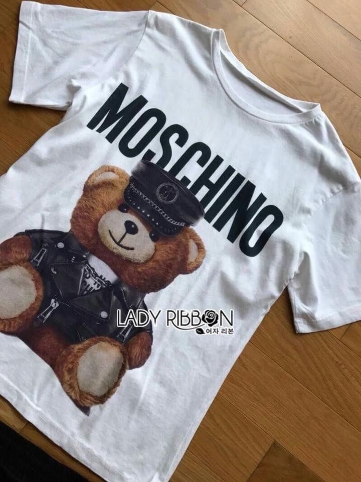 Lady Ribbon's Made Lady Ellen Street Chic Printed T-shirt and Sweat Pants Set เซ็ตเสื้อทีเชิ้ตพิมพ์ลายและกางเกงวอร์มสไตล์สตรีท ลุคนี้เป็นสไตล์แบรนด์ Moschino แบบสตรีทเก๋ๆ ตัวเสื้อเป็นเสื้อยืดแขนสั้น ตรงกลางพิมพ์ลายตุ๊กตาหมี ส่วนกางเกงเป็นการเกง Sweat