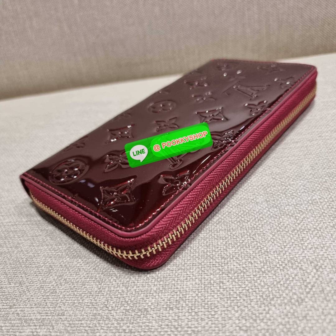 NEW IN!! LV long zip wallet with gwp กระเป๋าสตางค์พรีเมี่ยมกิ๊ฟ ดีไซน์ล่าสุด หนังแก้ววิบวับ หรูหรามาก ใบยาวขนาดกำลังเหมาะมือ ถือแล้วขับผิว ถือออกงานก็คือเลิศ วัสดุหนังแก้วเคลือบผิวกลิตเตอร์ เล่นกับแสงสวยมาก เปิด-ปิดด้วยซิปรอบ ภายในมีช่องใส่บัตรเยอะมาก มีช