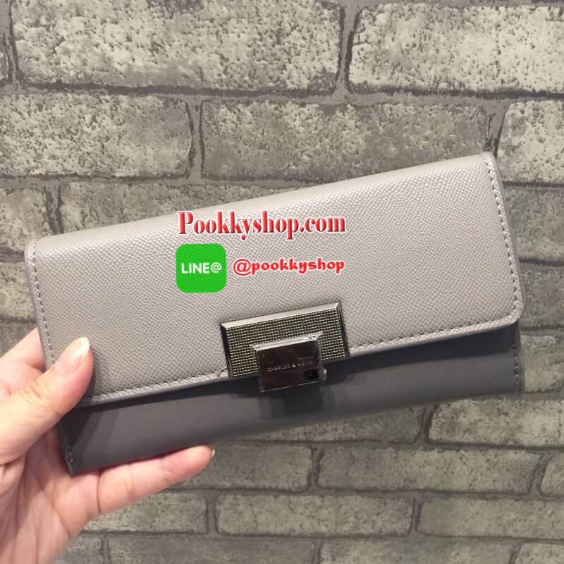 พร้อมส่ง (ชนช็อป!) NEW Arrival! CHARLES & KEITH TURN-LOCK WALLET กระเป๋าสตางค์ใบยาวคอลเลคชั่นใหม่ล่าสุด วัสดุหนังเรียบ เปิดปิดด้วยตัวล๊อคปั้มโลโก้สวยหรู ภายในมีช่องซิปเเละช่องใส่บัตรหลายช่อง ใส่ธนบัตร เหรียญ มือถือ iphone ได้ ด้านหลังปั้มโลโก้ หัวซิปปั๊มโ