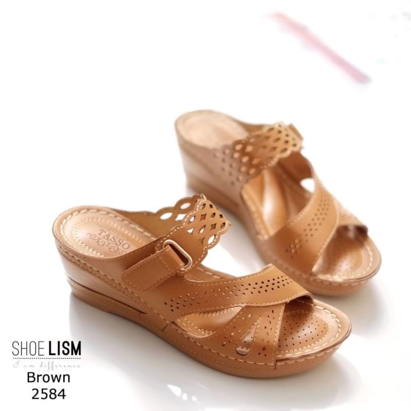 สินค้าพร้อมส่ง บอกรักแม่ด้วยคู่นี้ได้เลยจ้า รองเท้าส้นเตารีดเพื่อสุขภาพ ใส่ได้ทุกวัย รองเท้าลำลองทรงสวม วัสดุหนังพียูฉลุลาย แบบเกร๋ๆ งานเย็บรอบบอดี้ พื้นบุนวมนุ่ม วันปีใหม่นี้มอบให้คุณแม่ได้จ้า พร้อมส่งความงามถึงบ้านคุณคร้า