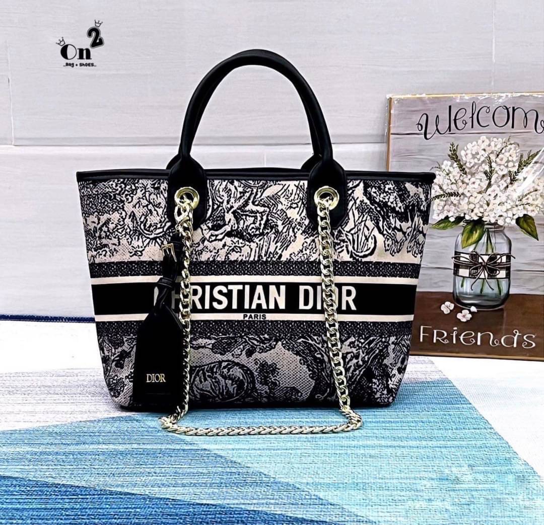 Dior Christian 🎁🎁มาแล้วค่ะdior christian สำหรับใครที่รอรุ่นนี้ ลายมาใหม่ ขนาดใหญ่ กำลังพอดีใส่ของได้เยอะ ตัวกระเป๋าผลิตจากผ้าทออย่างดีแน่นหนา ปั๊มแบรนด์ทุกจุด