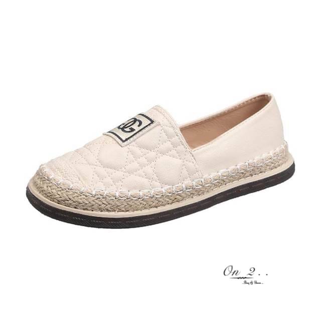 เข้าแล้วค่า รองเท้าคัชชูทรง CC espadrilles สุดปัง หนังปัง CC ไขว้หนังเย็บบุลาย หัวตัดสี ขอบเป็นปอถัก ทรงสวยค่ะทรงนี้ฮิตตลอดใส่ได้เรื่อยๆแมทช์กับชุดง่ายพร้อมส่ง 2 สีค่ะ งานดีคัดเกรดงานกล่อง