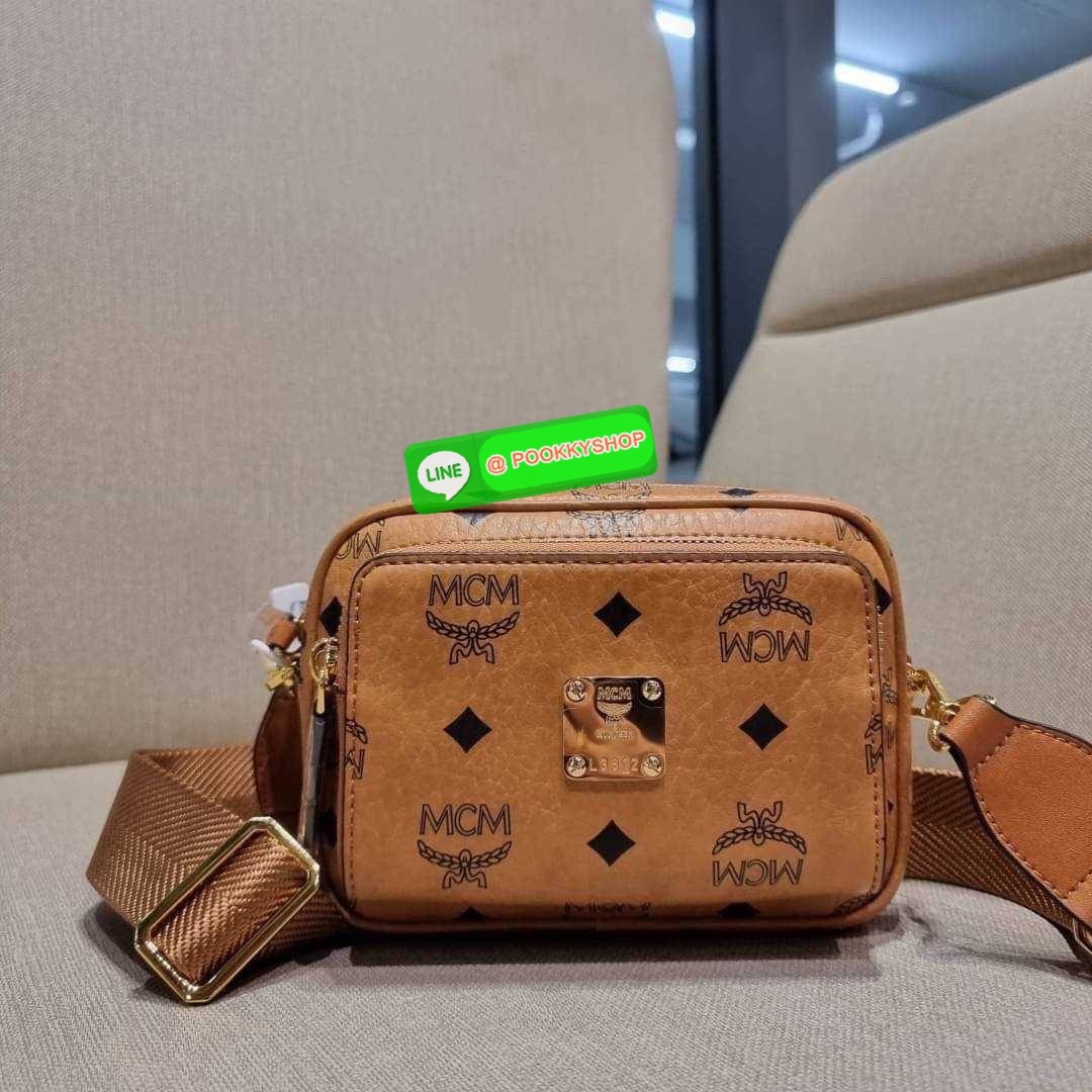 MCM X-MINI KLASSIK CROSSBODY BAG IN VISETOS รุ่นยูนิเซ็กส์มาแล้วจ้า!! ไซส์นี้ใช้ได้ทั้งหนุ่มๆสาวๆไปเลย กระเป๋าสะพายข้างทรงครอสบอดี้ ใบเล็กขนาดกะทัดรัด วัสดุหนังแคนวาสคุณภาพดี มีช่องหลัก 2 ช่อง ภายในมีช่องย่อยให้ 1 ช่อง มาพร้อมสายสะพายสปอร์ตที่ดีไซน์หรูไม่