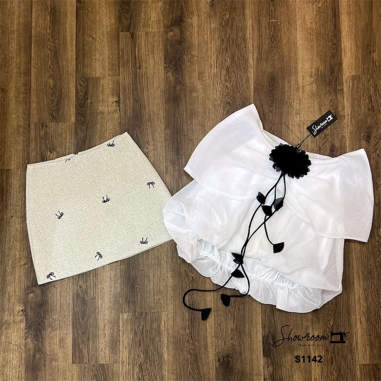 ชุดเซทแฟชั่น เซ็ตเสื้อเกาะทรงบอลลูน มาพร้อม accessories ดอกไม้สีดำประดับชุดดูมีดีเทล