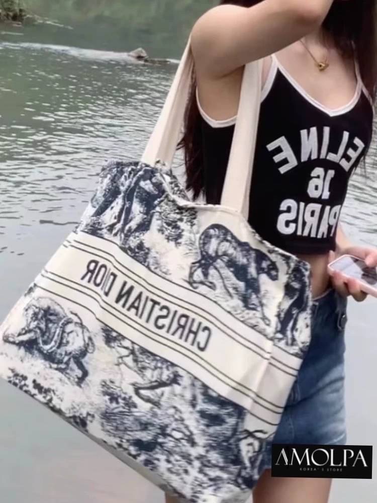 กระเป๋าผ้า ลดโลกร้อนนน CHRISTAIN DIOR งานน่ารักชิว งานเกรดอย่างดี เกรดพรีเมียมเลย ห้ามพลาดเลยน๊า