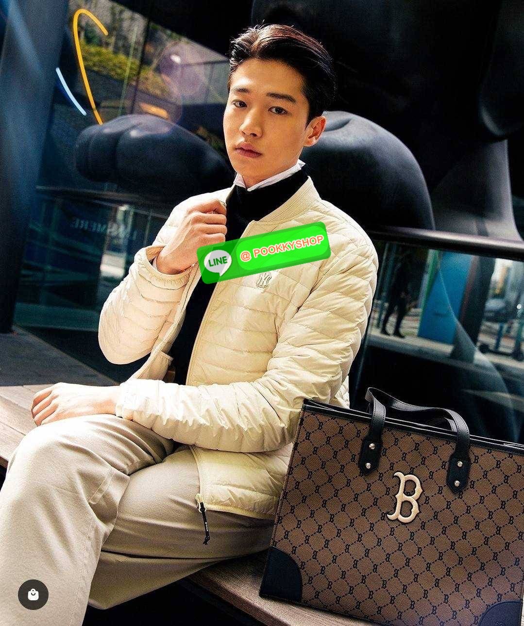 MLB MONOGRAM TOTE BAG กระเป๋าทรงโท้ท ใบใหญ่จุคุ้ม ที่มีกิมมิคไม่เหมือนใคร ด้วยดีไซน์ลวดลายโมโนแกรมเอกลักษณ์ ปั๊มลงบนผ้าแคนวาสและหนัง pu คุณภาพดี สวยคม ปากกระเป๋ามีอะไหล่เกี่ยวกันของหล่นได้ มาพร้อมสายสะพายในตัว ภายในโล่งกว้างมาก ใส่ของสำคัญได้แบบไร้กังวล ห