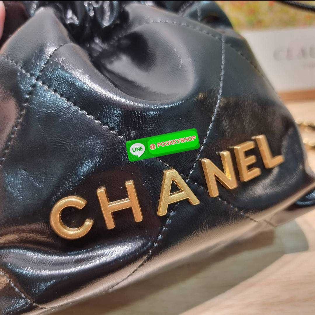 Chanel 22 mini bag 🔆 Details เกินต้านที่สุดกับไอเท็มนี้ ที่สาวๆหรือใครๆก็ต้องมีแล้ว!! มาในไซส์มินิ น่ารักจริงจัง!! แค่เห็นก็หลงรัก กับกระเป๋าสะพาย ดีไซน์เรียบแต่มีความหรูแอบซ่อนอยู่ ด้วยความโดดเด่นจากสายสะพายโซ่สีทอง และเหรียญโลโก้ เพิ่มความแพงไปอ