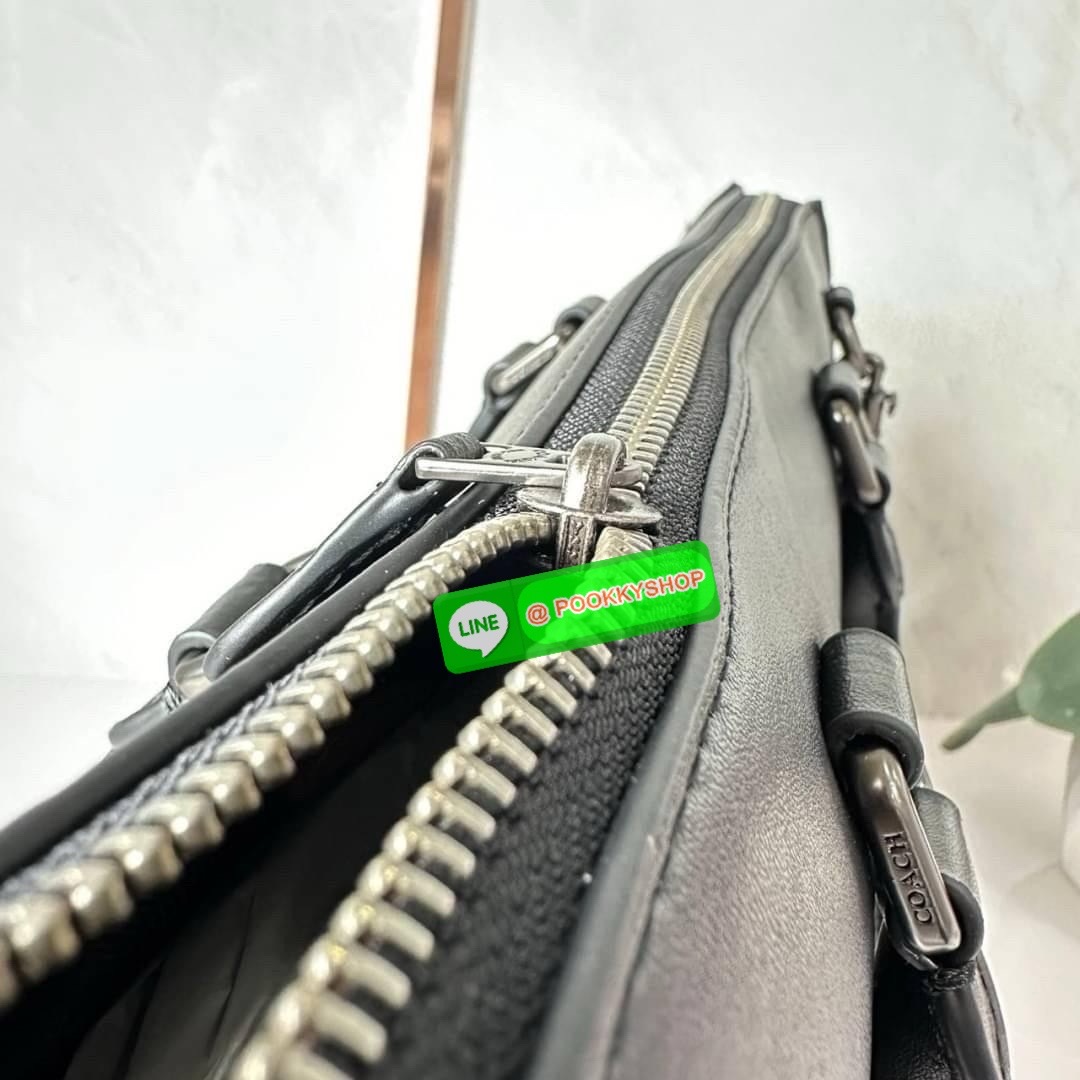 Coach Gotham Folio In Signature Canvas c2682 🔖กระเป๋าใส่เอกสาร Gotham เป็น กระเป๋าเอนกประสงค์ทำให้จัดเก็บเอกสารได้อย่างเรียบง่าย 🔖วัสดุ: แคนวาสตัดหนังแท้ 🔖เปิด-ปิดแบบซิป ด้านบน ภายในมีช่องแยกใส่เอกสารมีพื้นที่สำหรับใส่แล็ปท็อปขนาด