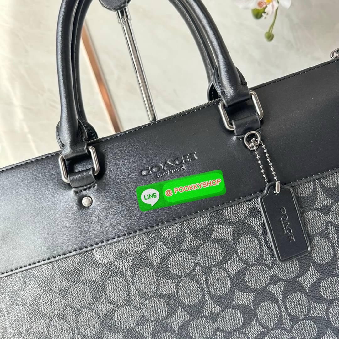 Coach Gotham Folio In Signature Canvas c2682 🔖กระเป๋าใส่เอกสาร Gotham เป็น กระเป๋าเอนกประสงค์ทำให้จัดเก็บเอกสารได้อย่างเรียบง่าย 🔖วัสดุ: แคนวาสตัดหนังแท้ 🔖เปิด-ปิดแบบซิป ด้านบน ภายในมีช่องแยกใส่เอกสารมีพื้นที่สำหรับใส่แล็ปท็อปขนาด