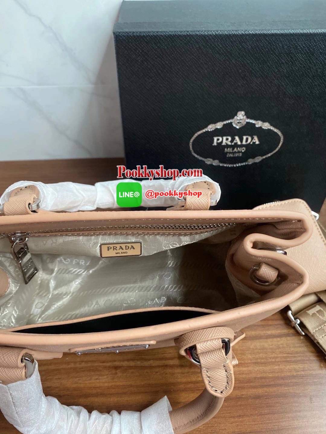 Prada กระเป๋าถือหรือสะพายอเนกประสงค์ วัสดุหนังสวยอยู่ทรงขนาดกำลังดีน้ำหนักเบา ดีไซน์สวยเก๋ที่หูหิ้วกระเป๋า โลโก้แบรนด์อะไหล่หรู หูจับแข็งแรงพับลงได้สะดวกใช้หัวซิปแบรนด์ ภายในมีโลโก้ ช่องซิป ช่องใส่มือถือ สามารถใส่กระเป๋าสตางค์ใบยาว ipad mini ของใช้จุกจิกไ