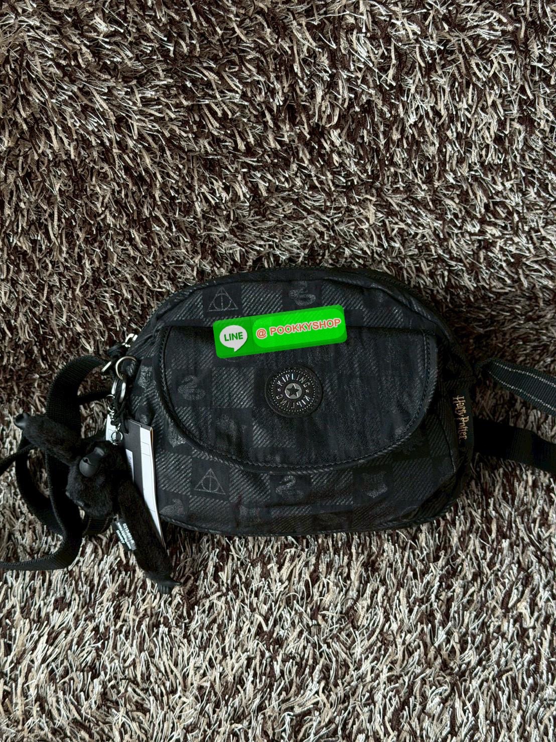 💕 Kipling X Harry porter crossbody bag ท่องโลกเวทมนตร์ไปกับไอเทมกระเป๋าของ Kipling กับคอลเลคชั่นใหม่ Kipling x Harry Potter ไอเทมเวทมนตร์และลวดลายที่เป็นเอกลักษณ์เฉพาะตัว คอลเลกชั่นนี้โดดเด่นด้วยผ้าไนลอนเอกลักษณ์ของ Kipling สีดำ Magical Black ที่อ