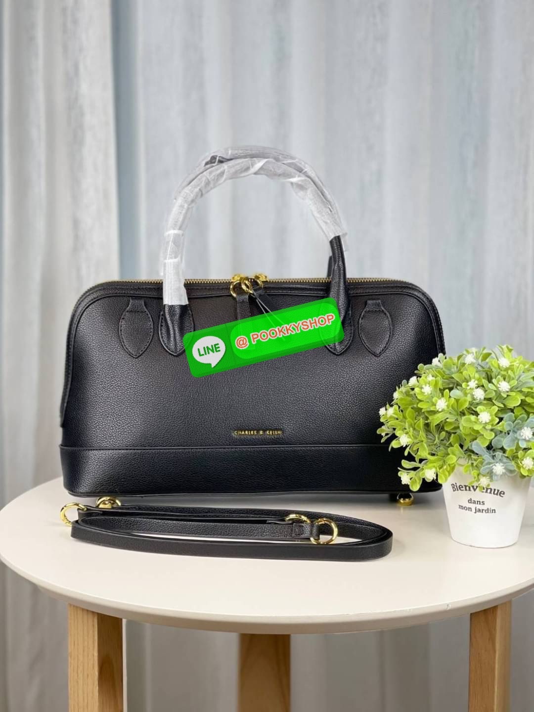 Charles&Keith แท้ Outlet กระเป๋าทรงโดม หรูหราดูไฮ มาพร้อมกับสายสะพาย สำหรับสะพายไหล่ เปิดปิดด้วยซิปคู่ ฐานตั้งอยู่ทรงใบใหญ่ จุของได้เยอะ