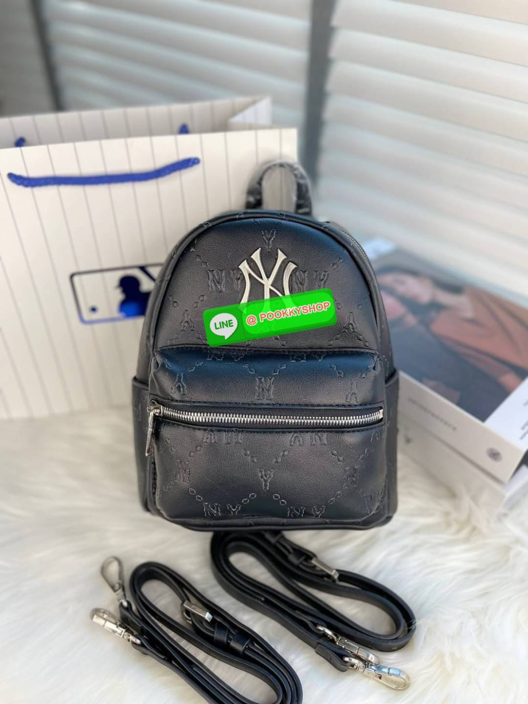 MLB กระเป๋าเป้ วัสดุหนังนิ่ม เปิดปิดด้วยซิปคู่ มี 3 ช่องใช้งาน สายสะพายหลัง ปรับระดับได้