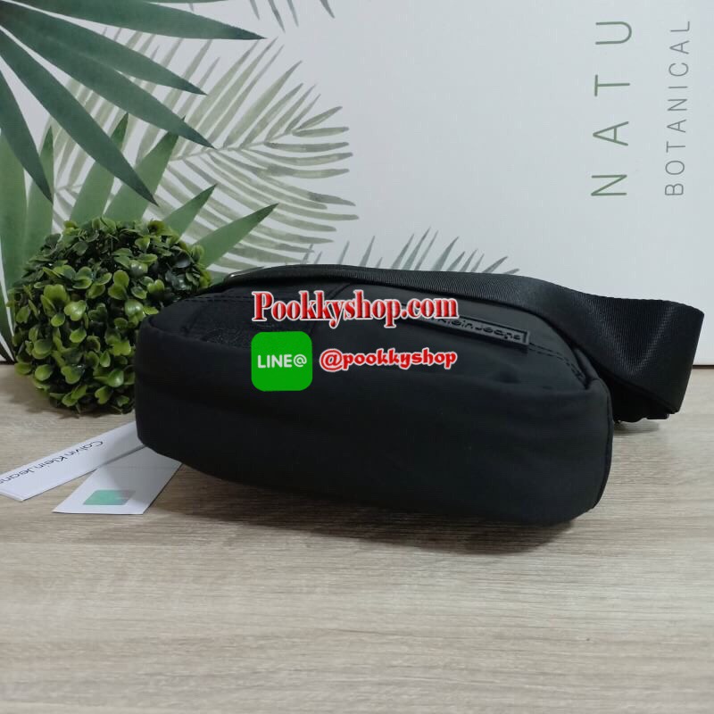 Calvin Klein Jeans กระเป๋าสะพายหนังเรียบด้าน หนังกันน้ำ สะพายได้สองแบบ crossbody และสามารถปรับเป็นสายคู่สะพายข้างได้ ขนาดกำลังดีไม่เล็กไม่ใหญ่จนเกินไป พกพาสะดวก ด้านหน้าประดับด้วยป้ายโลโก้แบรนด์ มีช่องซิป1ช่อง กระเป๋าเปิดปิดด้วยซิปบน หัวซิปโลโก้แบรนด์ ภาย