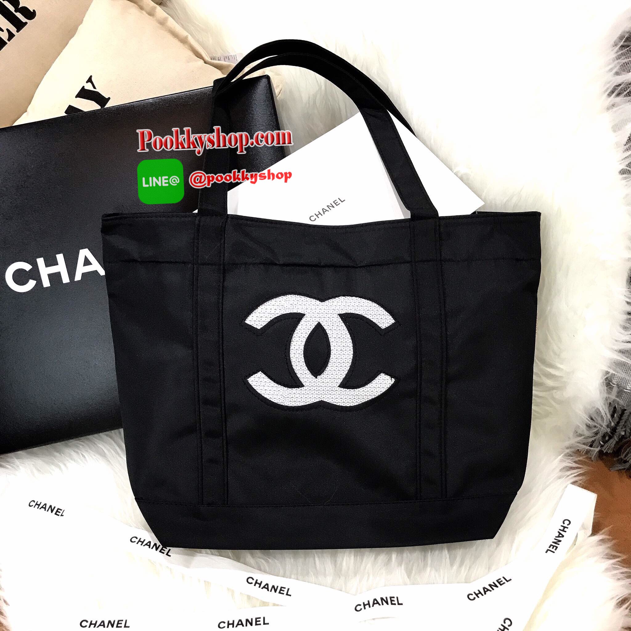 Must Have! Chanel Beaute Black Sequin Shopping Bag กระเป๋าสะพาย ShoppingBag พรีเมี่ยมกิ้ฟ Limited Edition ของแท้นำเข้าจากเคาน์เตอร์ Chanel Beaute ใบใหญ่ประดับคริสตัลสีดำโลโก้ CC สุดคลาสสิค ซับใน Polyester 100% เปิดปิดด้วยกระดุมแม่เหล็ก น้ำหนักเบา จุสุดๆ ใ