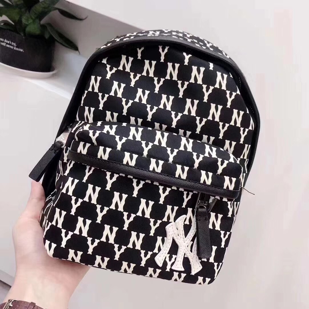 เป้ NY วัสดุตัวกระเป๋าทำจากผ้าแคนวาสลาย NY กันน้ำได้นะคะ อะหลั่ยสีเงินดำ