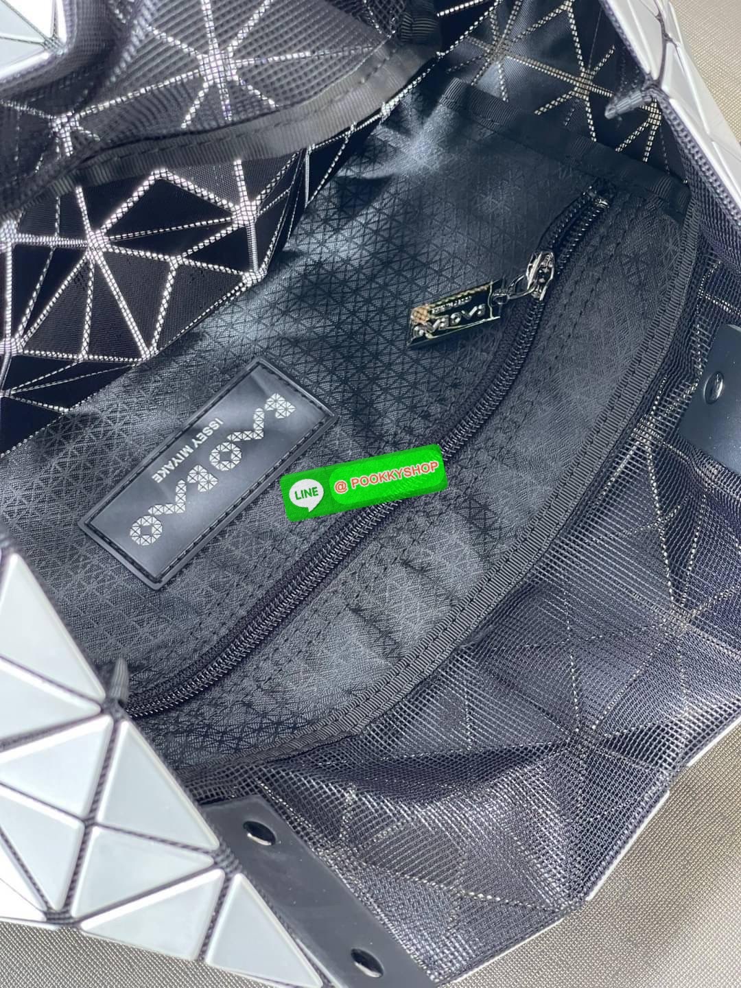 💕 Baobao Issey Miyake Prism Frost ToTe Bag ซีรีส์ที่มีความแวววาวนุ่มนวลและมีลวดลายคล้ายเกรนของผ้าเพื่อสร้างลุคที่มีเท็กซ์เจอร์ กระเป๋าโท้ตที่มีให้เลือกอย่างหลากสี มีกระเป๋าซิปด้านในที่สามารถเก็บของมีค่าได้อย่างปลอดภัย เช่น บัตรโดยสารประจำและกุญแจ