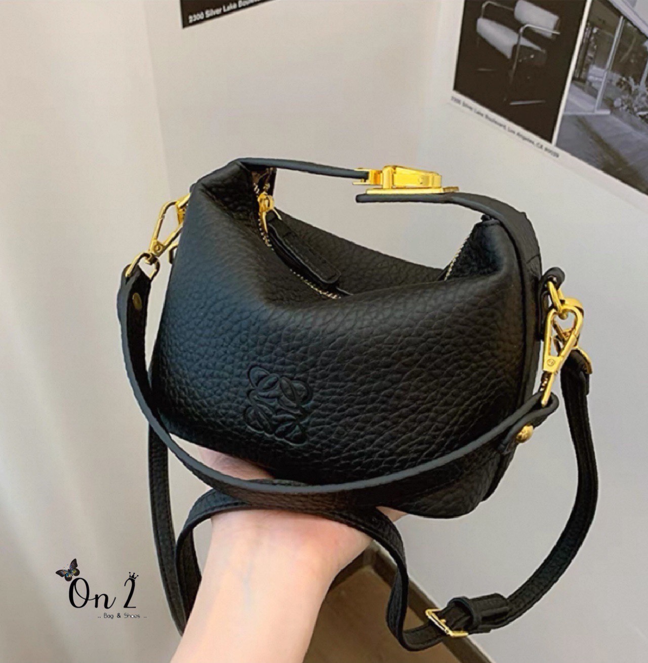 กระเป๋าหนังแฟชั่นทรงสุดฮิต ดีไซน์เรียบหรูแต่ดูเก๋มาก ✨ หนังเท็กซ์เจอร์นิ่ม สวยหรู จับถนัดมือ หัวล็อกโลหะสีทอง ตัดกับตัวกระเป๋า เพิ่มความหรูหรามีระดับ ใส่มือถือ เงิน และของใช้จุกจิกได้ครบ มีสายสะพายปรับได้ จะถือ / สะพายข้าง / crossbody ก็ได้หมด ดีไซ