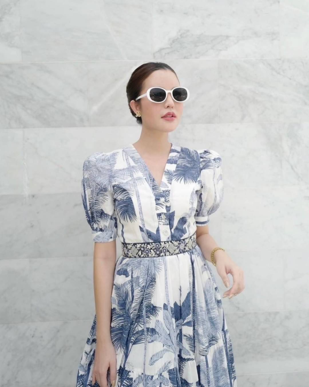 เดรสยาวพิมพ์ลวดลายสุดเกร๋ แขนพองๆทรงตุ๊กตามีกระดุมติด หน้าอกเสริมฟองน้ำเบาๆ จัดทรงให้สวย มีกิมมิคด้านหน้าแต่งกระดุมกระจุกกระจิกน่ารักสามารถแกะใช้งานได้จริง ช่วงเอวแต่งแถบเป็นงานปัก สวมใส่แบบซิปด้านข้าง ตัวเดรสมีลูกเล่นระบายๆ ใช้ผ้าเยอะมากๆค่า เนื้อผ้าดีมี