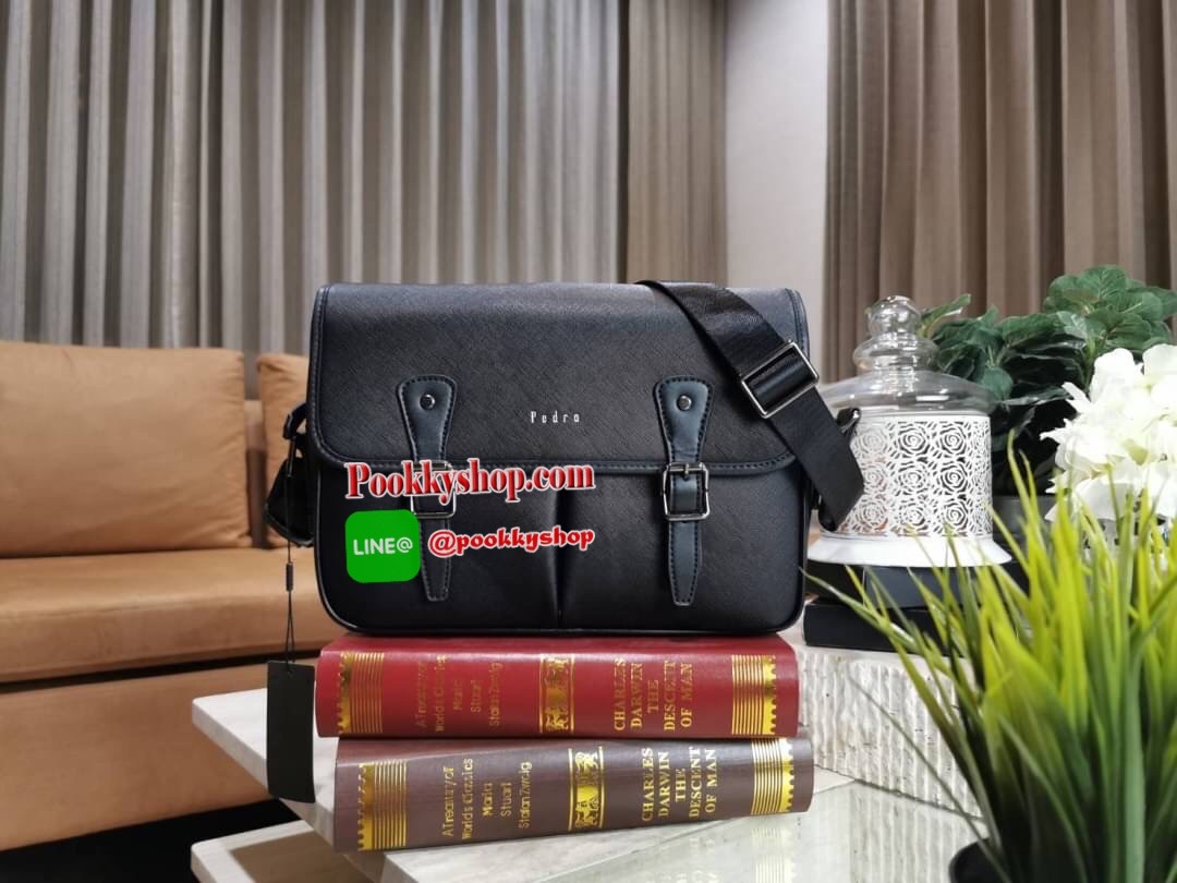 NEW ARRIVAL! PEDRO SAFFIANO MESSENGER BAG รุ่นใหม่ชนช็อปจาก Pedro แบรนด์ดังการันตรีคุณภาพด้วยเครือ Charles&Keith วัสดุหนัง Saffiano สวยหรูอยู่ทรงแข็งแรงไม่ย้วยเปิดปิดด้วยฝาปิดกระดุมแม่เหล็กพร้อมซิปด้านในสะดวกใช้ ด้านหน้าและด้านหลังยังมีช่องใส่ของ ขนาดกำลั