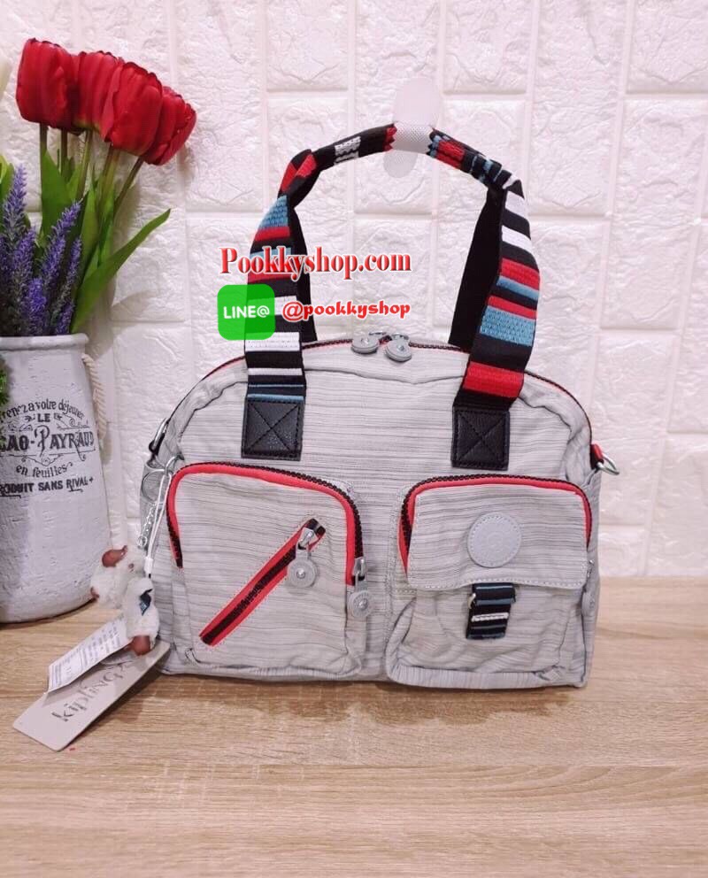Kipling Women’s Defea Top-Handle Bag กระเป๋าถือหรือสะพายทรงตั้งสวย มีช่องใส่ของแยกเป็นสัดส่วนทั้งด้านในและนอก มีสายสะพายถอดและปรับความยาวได้ฟรีไซส์ มาพร้อมพวงกุญแจลิง น่าใช้คุ้มค่ามากๆจ้า