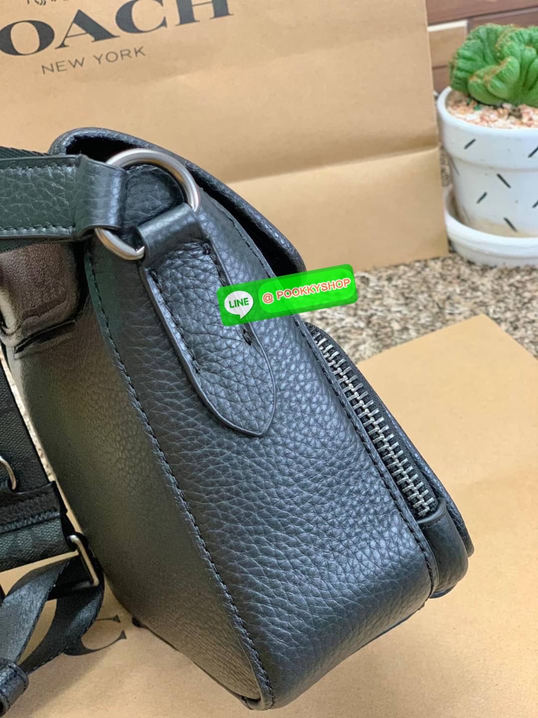 NEW ARRIVAL! COACH SULLIVAN FLAP CROSSBODY IN SIGNATURE ((C9870)) พร้อมส่งก่อนใคร! ทรง สวยเก๋ กระเป๋าสะพายแบบครอสบอดี้ร์ของคุณผู้ชายเค้าเลยค่ะ หนังแท้2แบบสวยงาม น่าใช้มากๆ ✔️รุ่นนี้พิเศษห้อยป้ายแแบรนด์ด้านข้างมาให้2ป้ายเลยค่ะ ด้านหน้ามีช่องซิปใส่มื