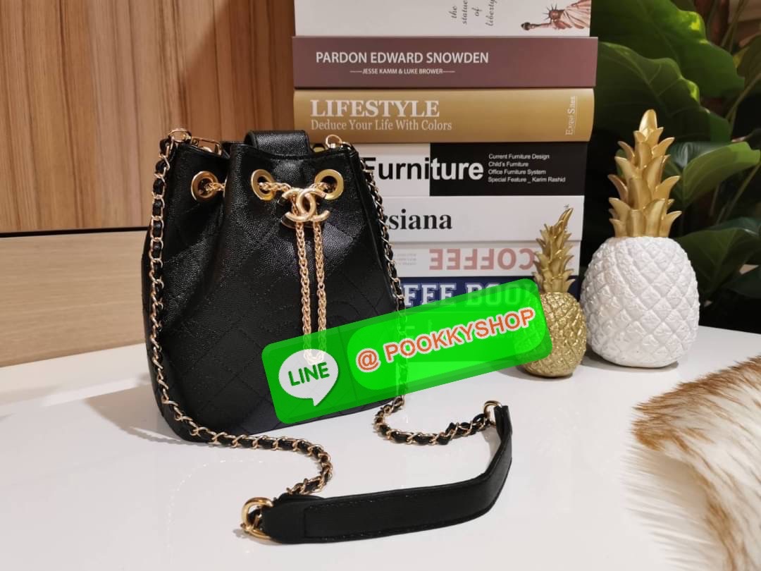 ห้ามพลาด! New! Chanel Bucket Bag With Chain VIP Gift With Purchase (GWP) Limited พรีเมี่ยมกิ๊ฟ Chanel Perfume Counter วัสดุหนังคาเวียร์ลายตารางเปิดปิดแบบ Drawstring และแถบหนังคาดกลางประดับอะไหล่แบรนด์สีทองภายในโล่งกว้างใส่มือถือ iphone ของจุกจิกได้เยอะ มา
