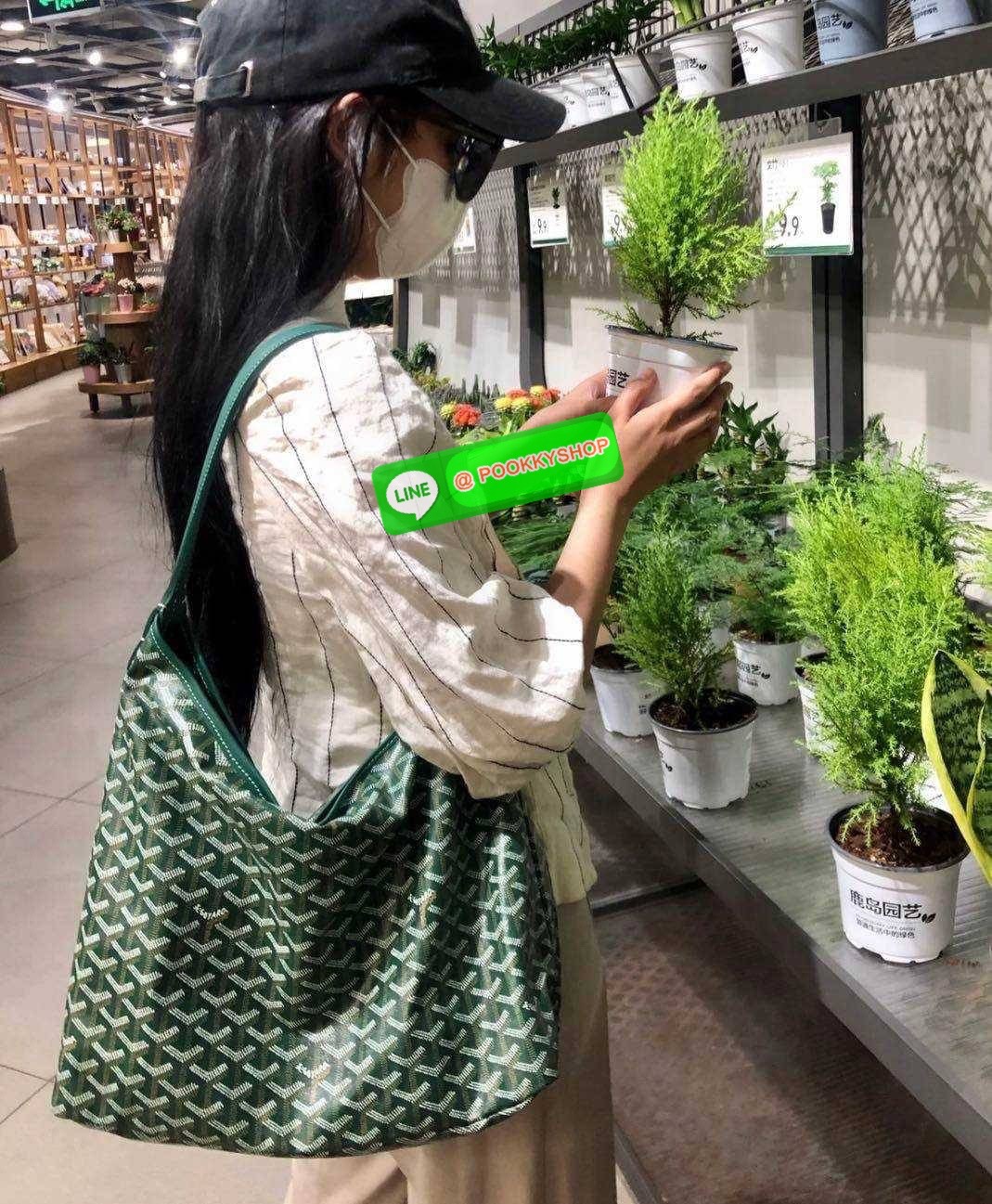 GOYARD BOHEME HOBO BAG ใหม่สุดคุ้ม กับกระเป๋าสะพายทรงโฮโบ ใบใหญ่จุใจ!! มาครบสีขายดี เลิศทุกสี รูปทรงคลาสสิค ดีไซน์เป็นเอกลักษณ์ วัสดุหนังแคนวาสพิมพ์ลายสวยคม ปากกระเป๋ามีซิปเปิด-ปิดกันของหล่นได้ ภายในโล่งกว้างมาก มาพร้อมสายคล้องในตัว ทนทาน สะพายสวยๆได้ทุกว