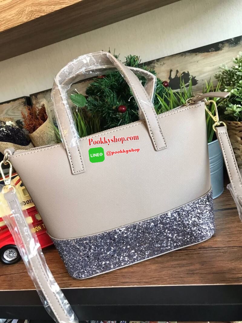 Kate Spade INA Greta Court Glitter Crossbody กระเป๋าถือหรือสะพายใบเล็ก วัสดุหนัง Saffiano สวยหรู ด้านหน้าประดับโลโก้สีทองสวย ก้นกระเป๋ามีดีเทลด้วยGlitter วิ้งๆดูหรู ภายในมีช่องซิปและช่องเล็ก สามารถใส่ ipad mini กระเป๋าสตางค์ใบยาวและของจุกจิกได้เยอะ มีหมุด