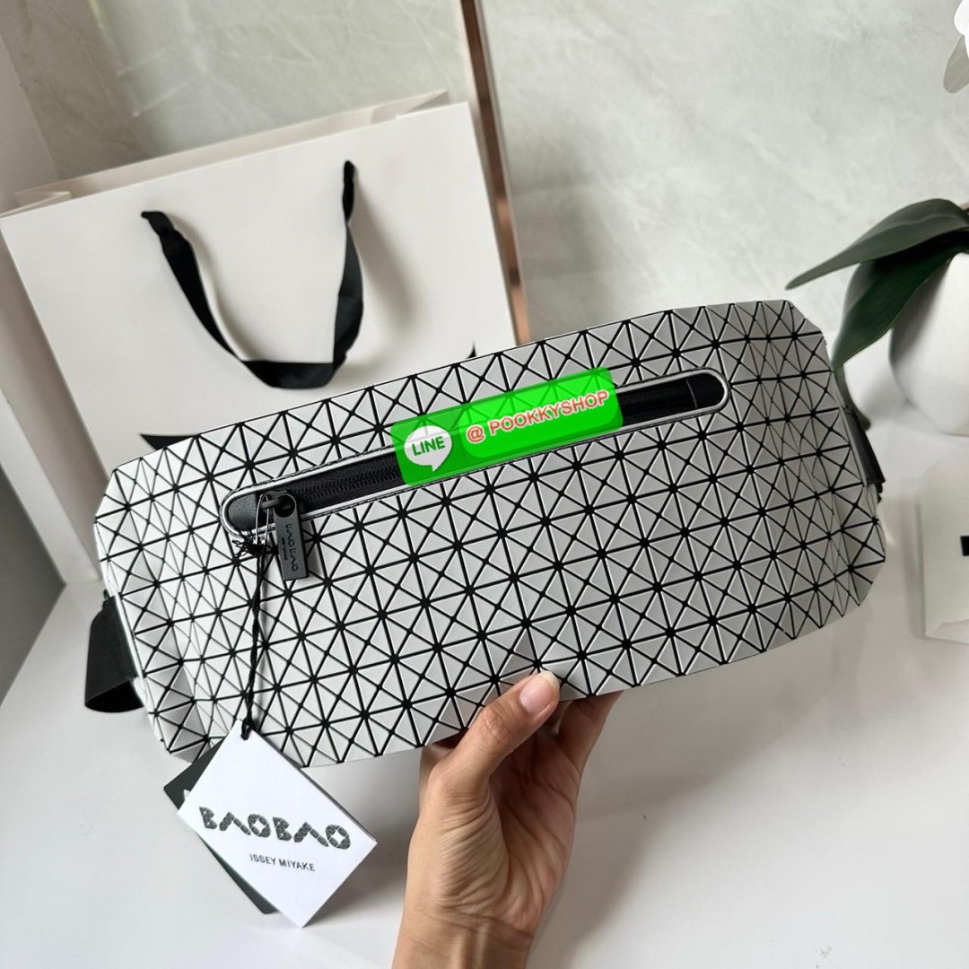 BaoBao Issey Miyake baton belt bag 🔖กระเป๋าคาดเอว/คาดอก เอกลักษณ์โดดเด่นตลอดทั้งใบ สุดเทห์ น้ำหนักเบาพกพาสะดวก 🔖วัสดุ: โพลียูรีเทนผสมหนัง 🔖เปิด-ปิดแบบซิปบน และมีช่องซิปด้านหน้า ภายในมีช่องแยกสัดส่วน 2 ช่อง ซับในผ้าไนลอน 🔖สา