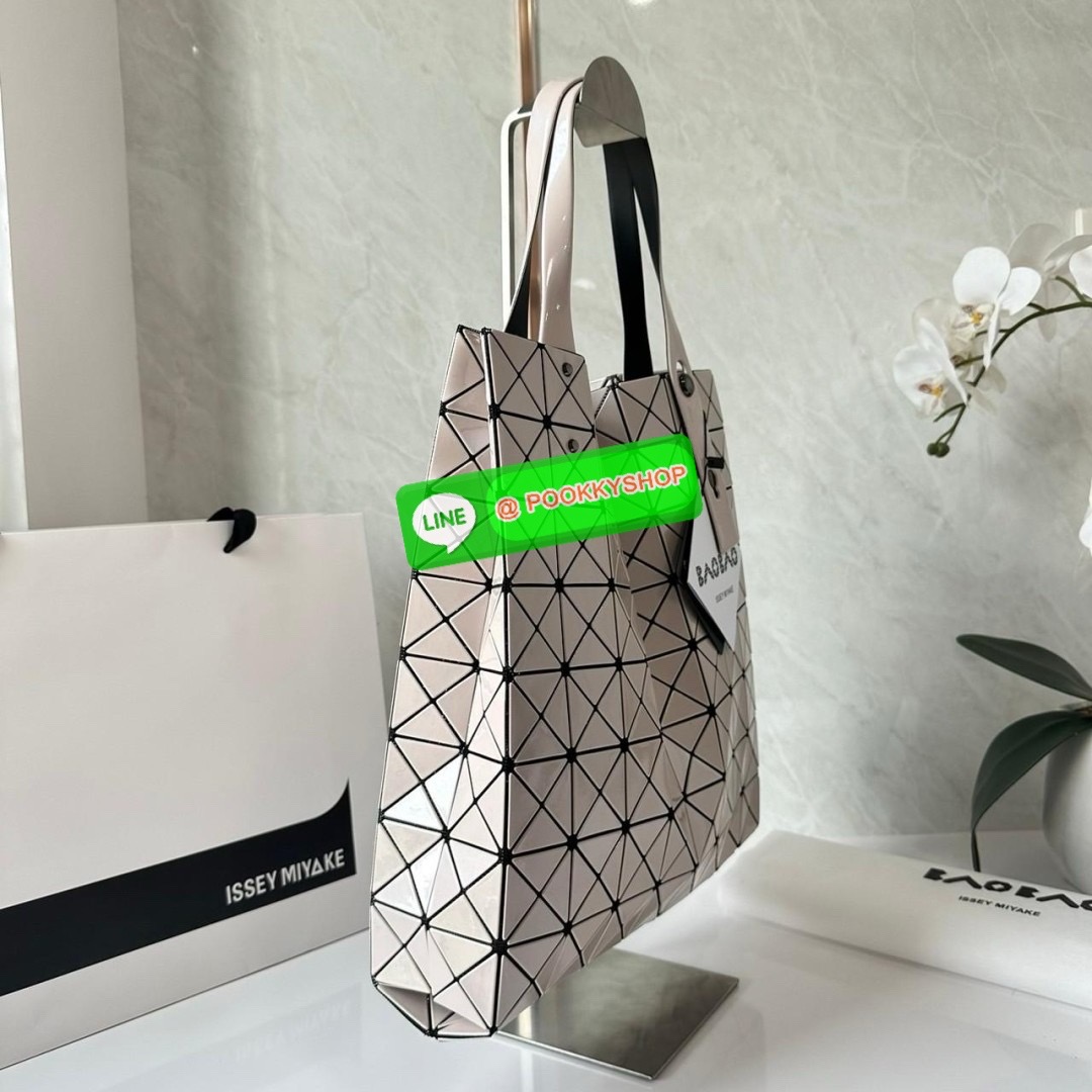 BAO BAO PRISM PLUS Handbag (Large) 🔖กระเป๋าถือจากแบรนด์ BAO BAO ISSEY MIYAKE ดีไซน์คลาสสิกทรงสี่เหลี่ยม มาพร้อมลวดลายสามเหลี่ยมที่มีมิติ 🔖วัสดุ: โพลีเอสเตอร์ ผสมหนัง 🔖 ปากกระเป๋าเปิด ซับในเป็นไนลอน มีช่องกระเป๋าด้านในและหูหิ้วกระเป