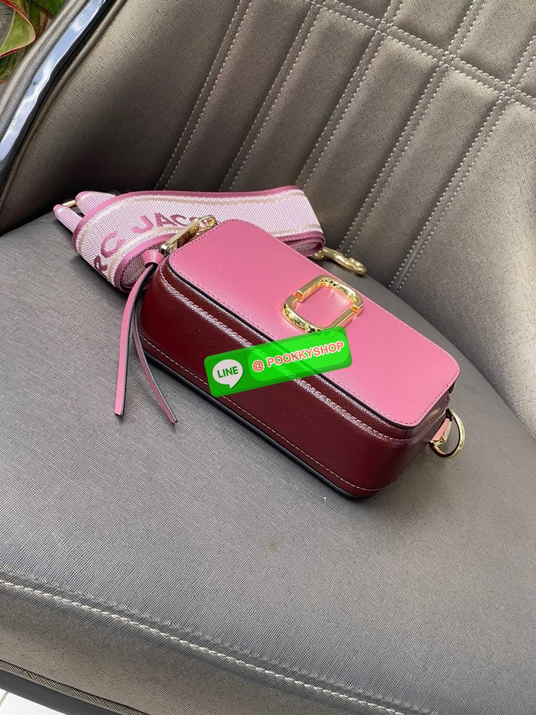 💕 Marc Jacobs Snapshot Bag กระเป๋าแบรนด์ดังจากสัญชาติอเมริกัน นับได้ว่ารุ่นนี้เป็นรุ่นทรงฮิตของ marc jacobs เลยทีเดียว โดยด้านหน้ากระเป๋าจะเป็นโลโก้แบบโลหะที่เป็นสัญลักษณ์ของแบรนด์นี้ มาพร้อมสายสะพายที่จะสะพายยังไงก็ดูโดดเด่น เพราะขนาดใหญ่ที่สกรีน