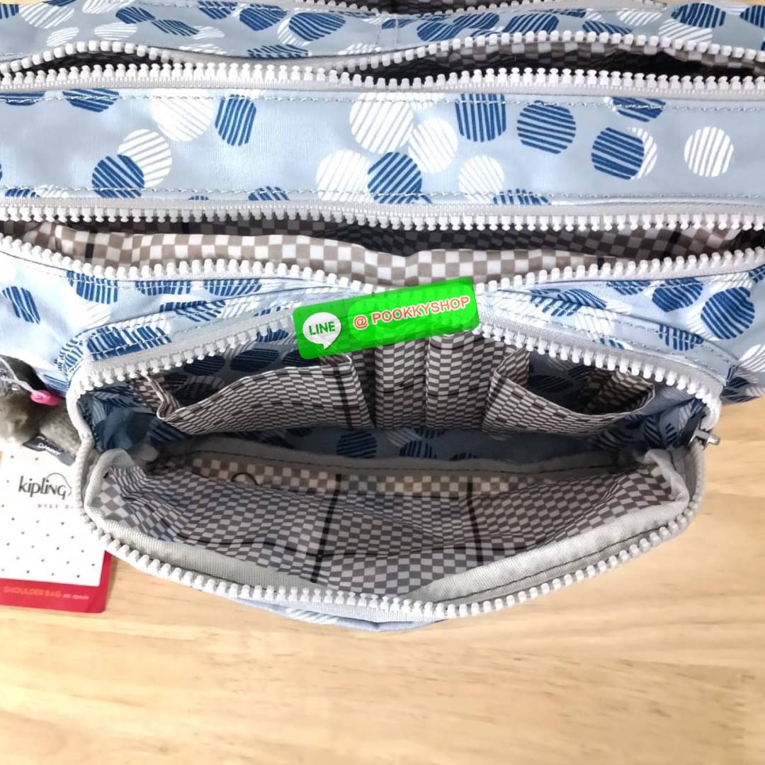 KIPLING RETH CROSSBODY BAG ซับในตาราง วัสดุ Nylon +polyester กระเป๋าสะพายข้างหรือ สะพาย Crossbody ได้ ช่องหน้าเปิด-ปิด ด้วยซิป พร้อมช่องแยกบ่อยด้านข้าง ช่องหลัก 2 ช่อง ด้านในโล่งกว้าง สามารถจุสัมภาระได้เยอะ พร้อมช่องซิปหลัง สายสะพายปรับระดับสั้น-ยาว ได้ f