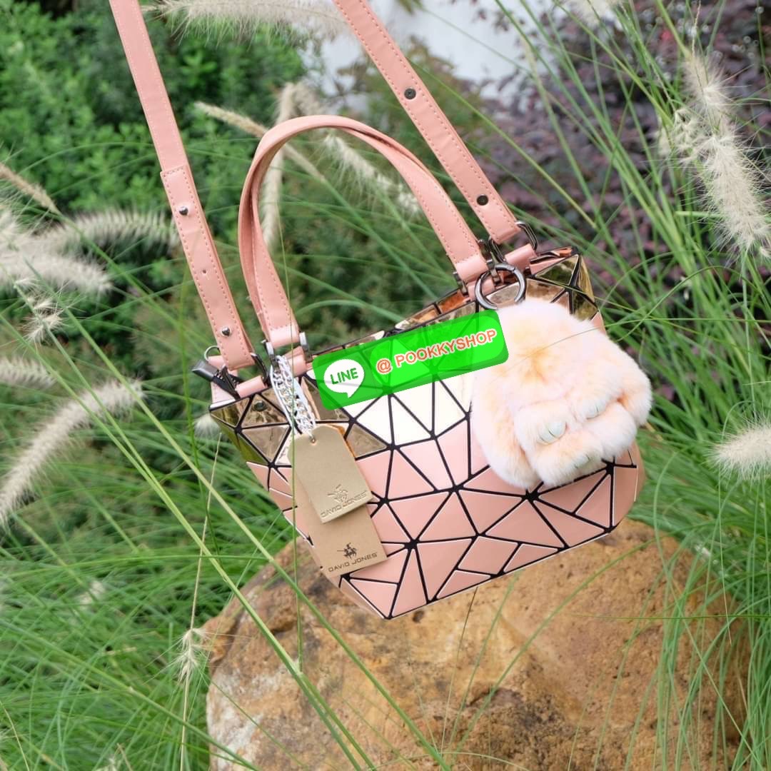 กระเป๋า ทรง Tote ตัวกระเป๋าเย็บติด ด้วยแผ่นอคิลิค สุดหรู ดีไซน์เกร๋ จุดเด่นที่ น้ำหนักเบา สามารถ ถือ หรือ สะพายไหล่ได้คะ ใบใหญุจุของคุ้ม แต่น้ำหนักเบาคะ มีใบเดียวจบ ควรมีติดตู้คะแนะนำเลย