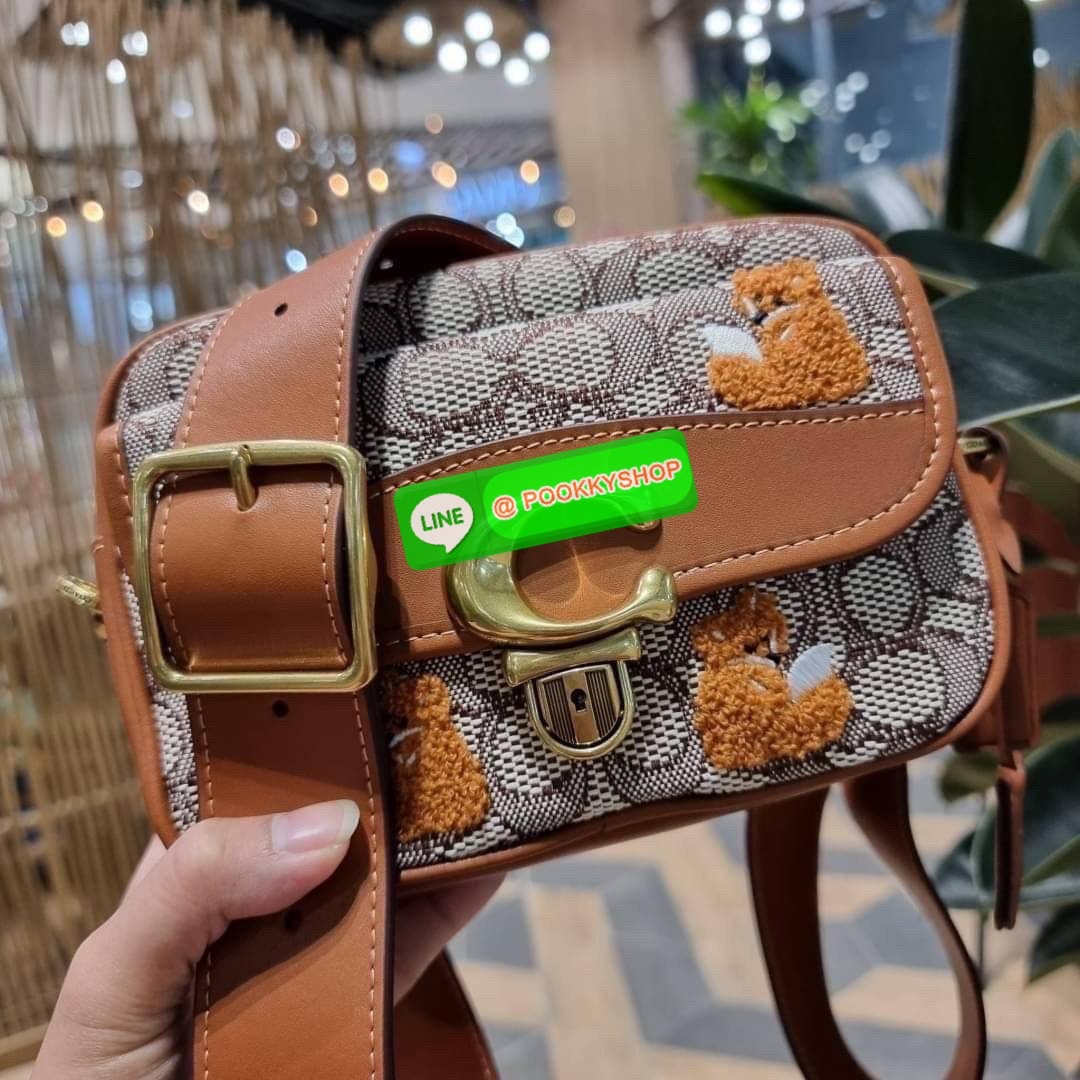 COACH C7764 STUDIO CAMERA BAG 19 IN SIGNATURE TEXTILE JACQUARD WITH CREATURES น้องเล็กใหม่สุดอีกหนึ่ง!! ขนาดเล็กกะทัดรัด มาแบบเลิศๆหรูๆมากแม่ พร้อมเทกเจอร์สุดคิ้วท์!! กระเป๋าสะพายข้างลุคไฮน์ ที่ดีไซน์ออกมาได้ปัง และดูแพงมากๆ ด้วยดีเทลคลาสสิคผสานความเป็นเอ