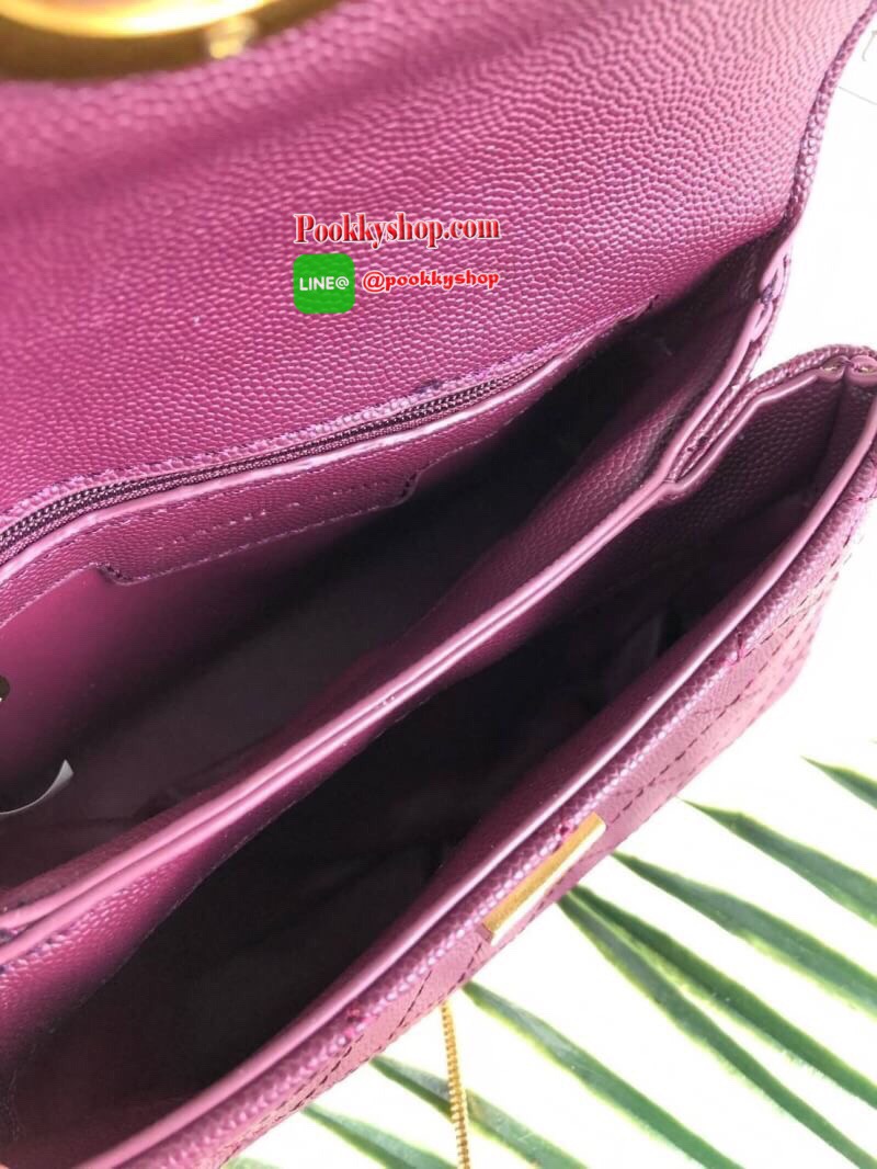 CHARLES & KEITH QUILTED PUSH-LOCK CLUTCH กระเป๋าสะพายข้าง/ครอสบอดี้ ใบกะทัดรัดวางอยู่ทรง. วัสดุหนังพิมพ์ลายคาเวียร์ ตัวกระเป๋าเดินด้ายเป็นลายตารางสวยงาม ด้านหลังมีช่องใส่บัตร 1 ช่อง เปิดปิดด้วยตัวล็อก ด้านในแบ่งเป็น 2 ช่องใหญ่ รุ่นนี้ใส่ Iphone7 ได้ กระเป