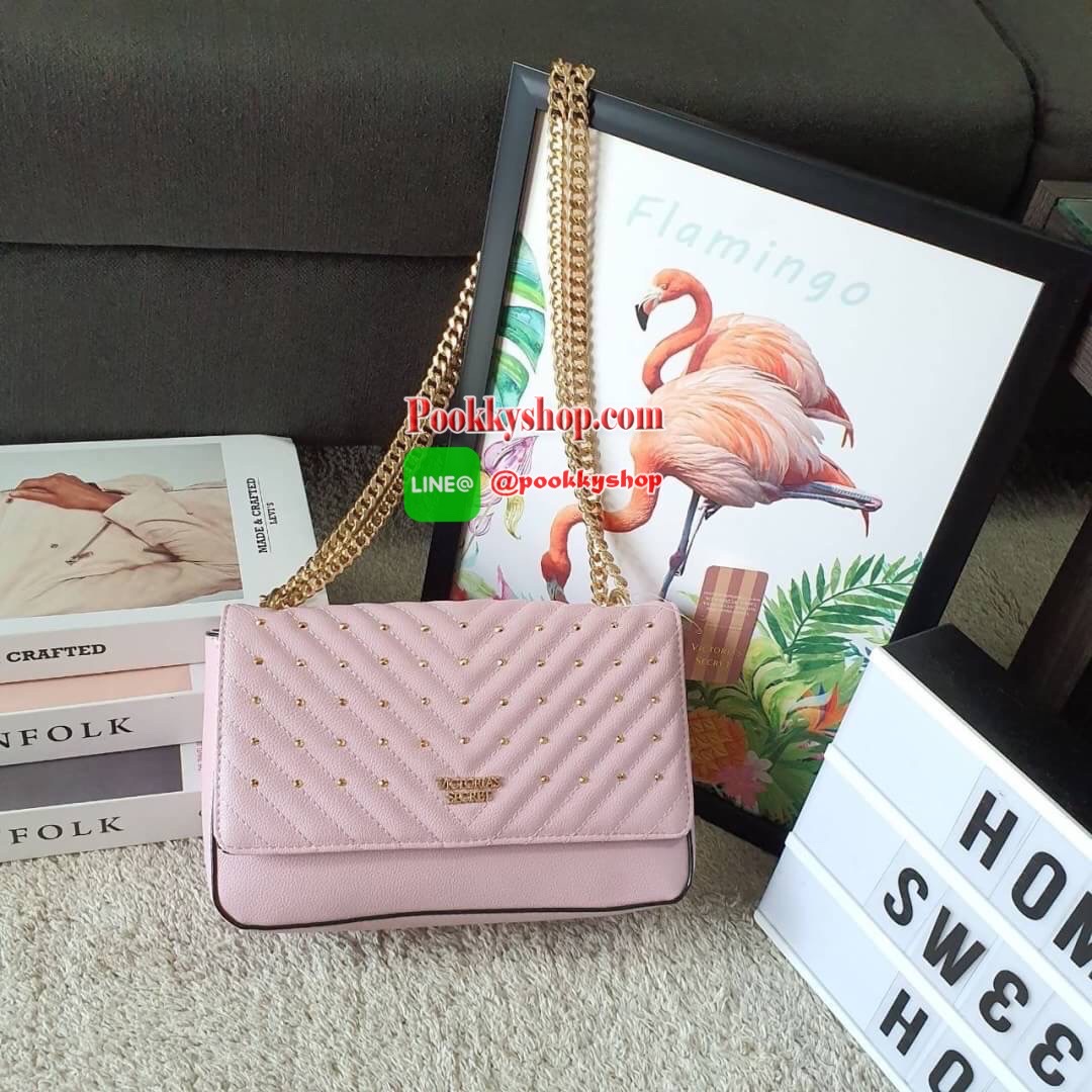 NEW ARRIVAL 2019 !! VICTORIA SECRET CROSSBODY BAG แบรนด์ดังจากอเมริกาสุดฮิตของวัยรุ่น กระเป๋าสะพาย หนังสังเคราะห์นิ่มอยู่ทรง อะไหล่ทอง ด้านหน้าประดับชื่อโลโก้แบรนด์ ขนาดน่ารักกำลังดี เปิดปิดด้วยฝากระดุมแม่เหล็ก ภายในบุลายปั้มแบรนด์ มีช่องเล็กใส่ของจุกจิก