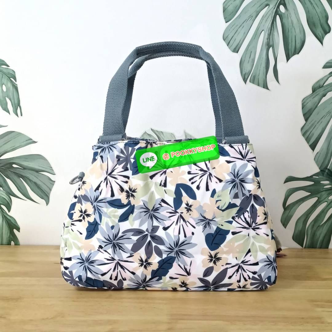 KIPLING ELISE HANDBAG กระเป๋าถือและสะพายไหล่ วัสดุ Nylon +Polyester ขนาดกำลังพอดี จุของได้มาก มีหูจับสองสาย ถือสะดวก น้ำหนักเบา มีช่องซิป ด้านหน้า ช่อง กระเป๋าหลักเปิด-ปิดด้วยซิป มี3 ช่องว่างใส่ของได้จุมากๆ ใส่มือถือได้ กระเป๋าสตางค์ใบยาว และ เครื่องสำอาง
