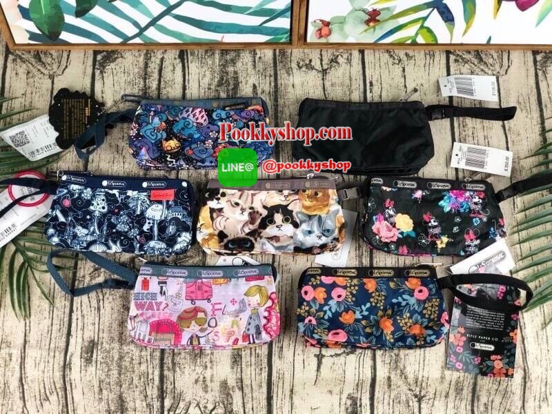 NEW!! LESPORTSAC MINI WRISTLET BAG กระเป๋าคล้องมือใบน่ารัก วัสดุโพลีเอสเตอร์กันละอองน้ำได้ มีลวดลายให้เลือกเยอะมากถึง 19 ลายเลยค่ะ รุ่นนี้ตรงสายคล้องมือจะมีตัวล็อกเปิดปิดได้ ตัวกระเป๋าแบ่งเป็น 3 ช่อง เปิดปิดด้วยซิป ใส่ iPhone plus ได้พอดีเด๊ะเลยค๊า น้ำหนั