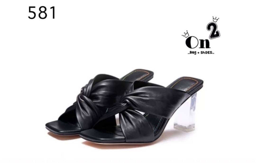 รองเท้าส้นสูง ส้นแก้วดีไซน์หน้าไขว้หนังนิ่มพื้นช่วงหน้าหัวตัดใส่แล้วช่วยให้เท้าดูขาวเรียวสวย มา 2 สีค่ะ