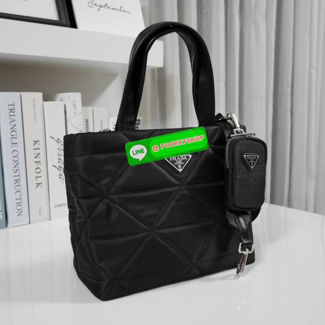 🌟 NEW ARRIVIAL มาใหม่กับกระเป๋าถือ ทรงยอดฮิต จากงานพรีเมี่ยมกิ้ฟจากแบรนด์ PRADA อะไหล่เงินทั้งใบ ตัวกระเป๋าอยู่ทรงสวย ลายตาราง วัสดุทำจากผ้าNylon เปิดปิดด้วยซิป ด้านใน มีช่องซิปช่องแยกและช่องใหญ่ แบ่งเก็บของได้เป็นสัดส่วน ขนาดกพลังดี ใส่ของได้หลาก