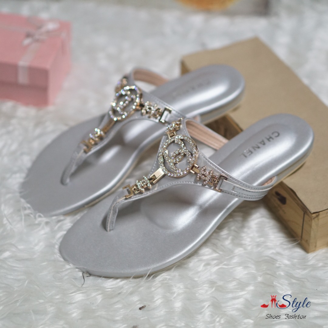 พร้อมส่ง รองเท้าแตะลำลอง แบบหูหนีบ วัสดุทำจากหนังนิ่ม งานเย็บดี นิ่ม เบา ใส่สบายมาก พื้นอย่างดี ใส่แล้วสวยฝุดๆ ใส่ได้ทุกโอกาส สาวควรมีไว้ติดบ้านสักคู่น๊าาา...